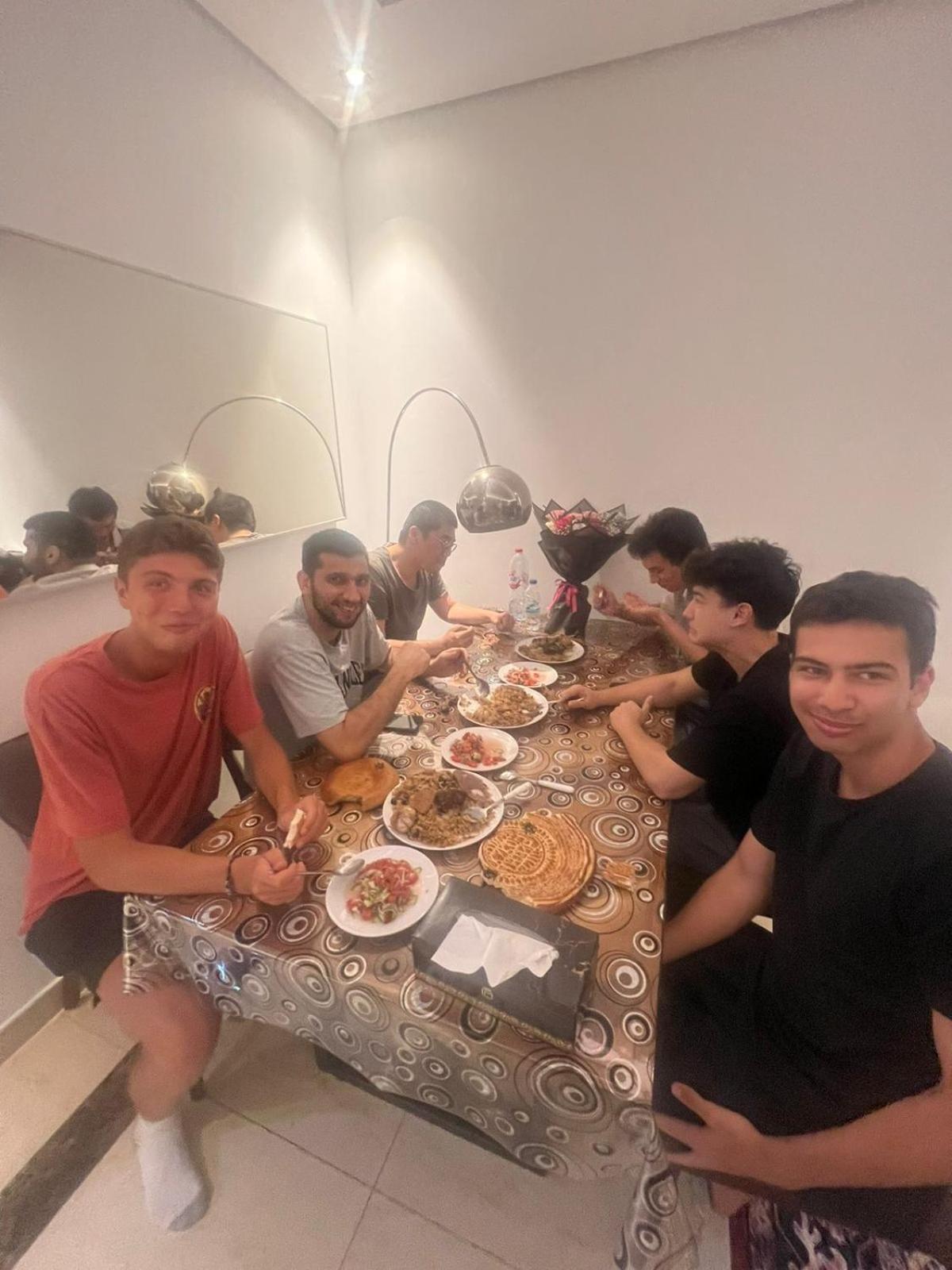 Downtown Holiday'S - 1 Min To Dubai Mall & Burj Khalifa Hostel Buitenkant foto